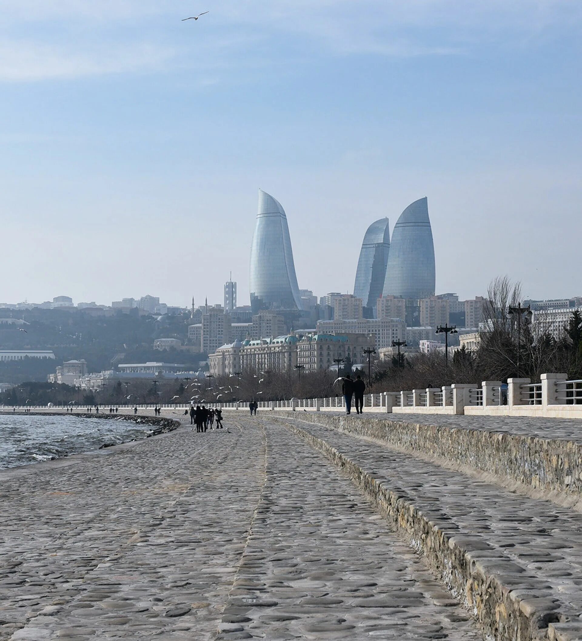 Погода в баку в сентябре. Бакинский бульвар Баку. Баку климат. Бакинский Кристальный зал Баку. Зимний Баку.