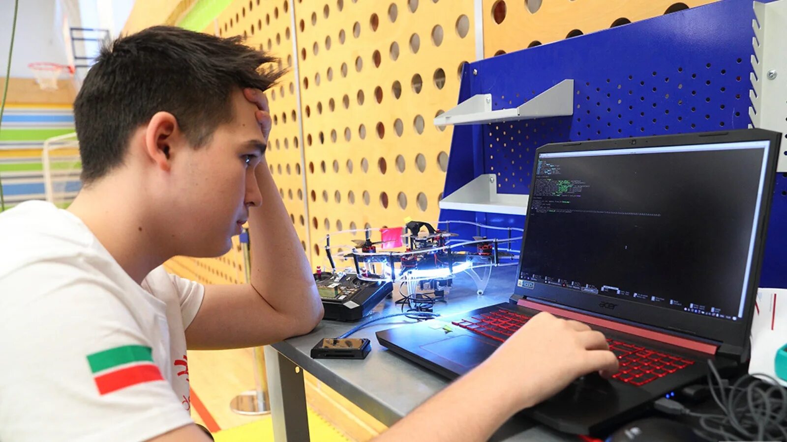 Робототехника казань. Класс робототехники. Робототехника казань. Робототехника для детей сочи. Оборудование для технокласса.