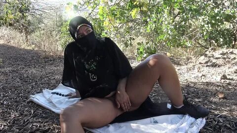 Горячая алжирская милфа с волосатой киской наслаждается рискованно мастурба...