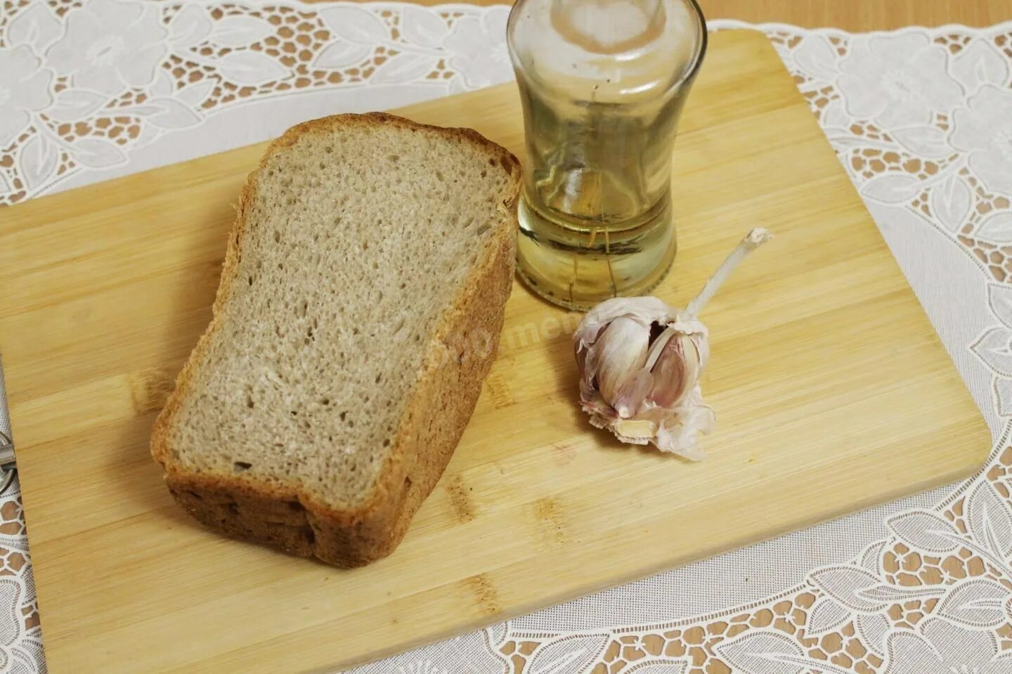 Хлеб с маслом рецепт. Хлеб с подсолнечным маслом. Хлеб с маслом и солью. Хлеб натертый чесноком. Хлеб с растительным маслом.