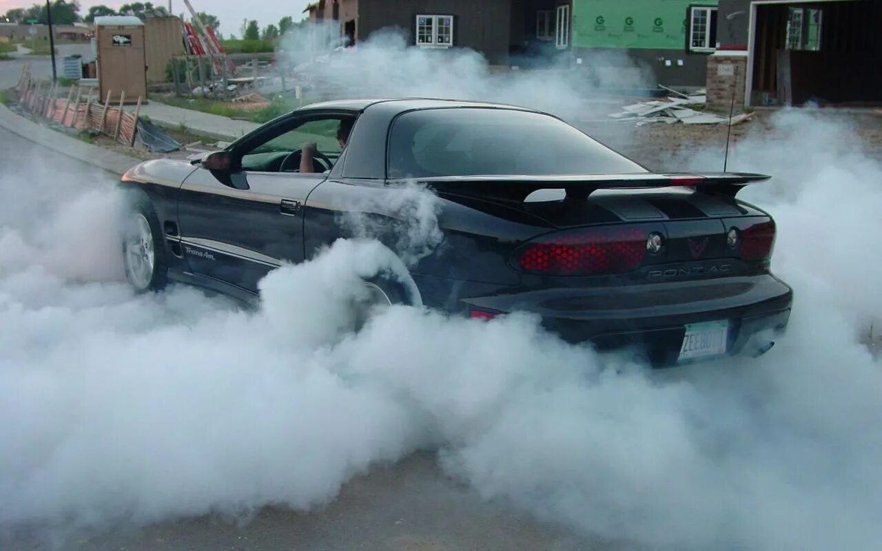 Кидает машину на скорости. Ford Mustang Burnout. БМВ е34 бернаут. Дым от машины. Выхлоп машины.