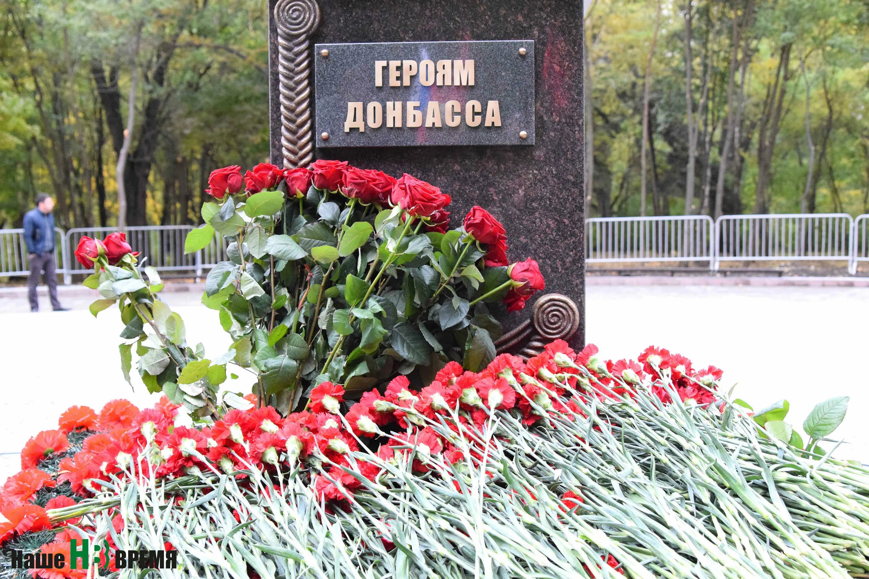 Памятник героям Донбасса в Ростове на Дону. Аллея героев Донбасса. Проспект героев Донбасса. Памятник добровольцам в Ростове.