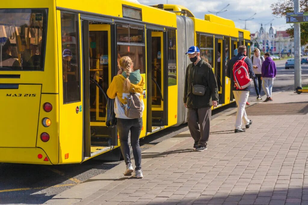 Бесплатный проезд рб. Общественный транспорт в беларуси. школьники в автобусе. бесплатный проезд в общественном транспорте для детей. троллейбус.
