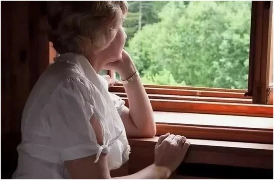 Мама у окна. Мама ждет у окна. Женщина ждет. Женщина ждет сына у окна.