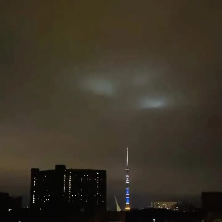 Огни в небе сегодня. Светящиеся объекты в небе москва. Светящийся шар в небе над ипатовский район. Огни в небе сегодня. Горящий объект в небе.