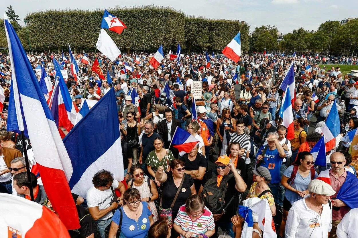 Нато в париже. Митинг против НАТО во Франции. Митинги во Франции 2022. Партии Франции. Патриоты Франции.