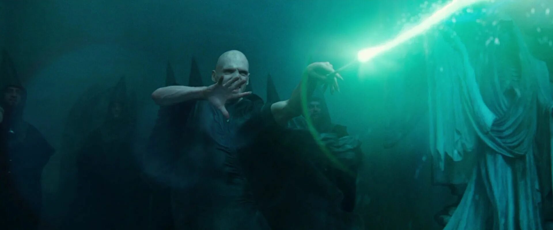 Воландеморт дары смерти 2 мертвый. Убьют ли воландеморта. Грин-де-вальда де морт. Воскрешение волан де морта. Волан де морт после смерти.