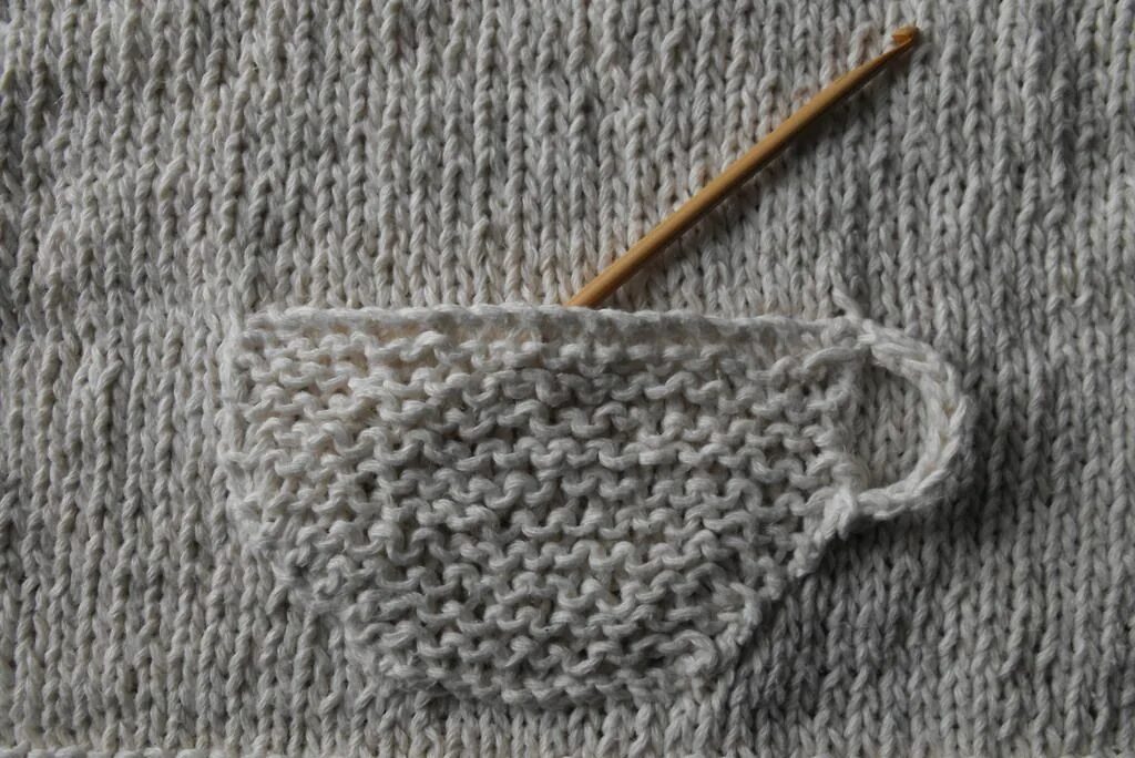 Карманы на вязаных изделиях. Пришивной карман спицами. Накладные вязаные карманы. Вязаное кармана. Накладные вязаные карманы.