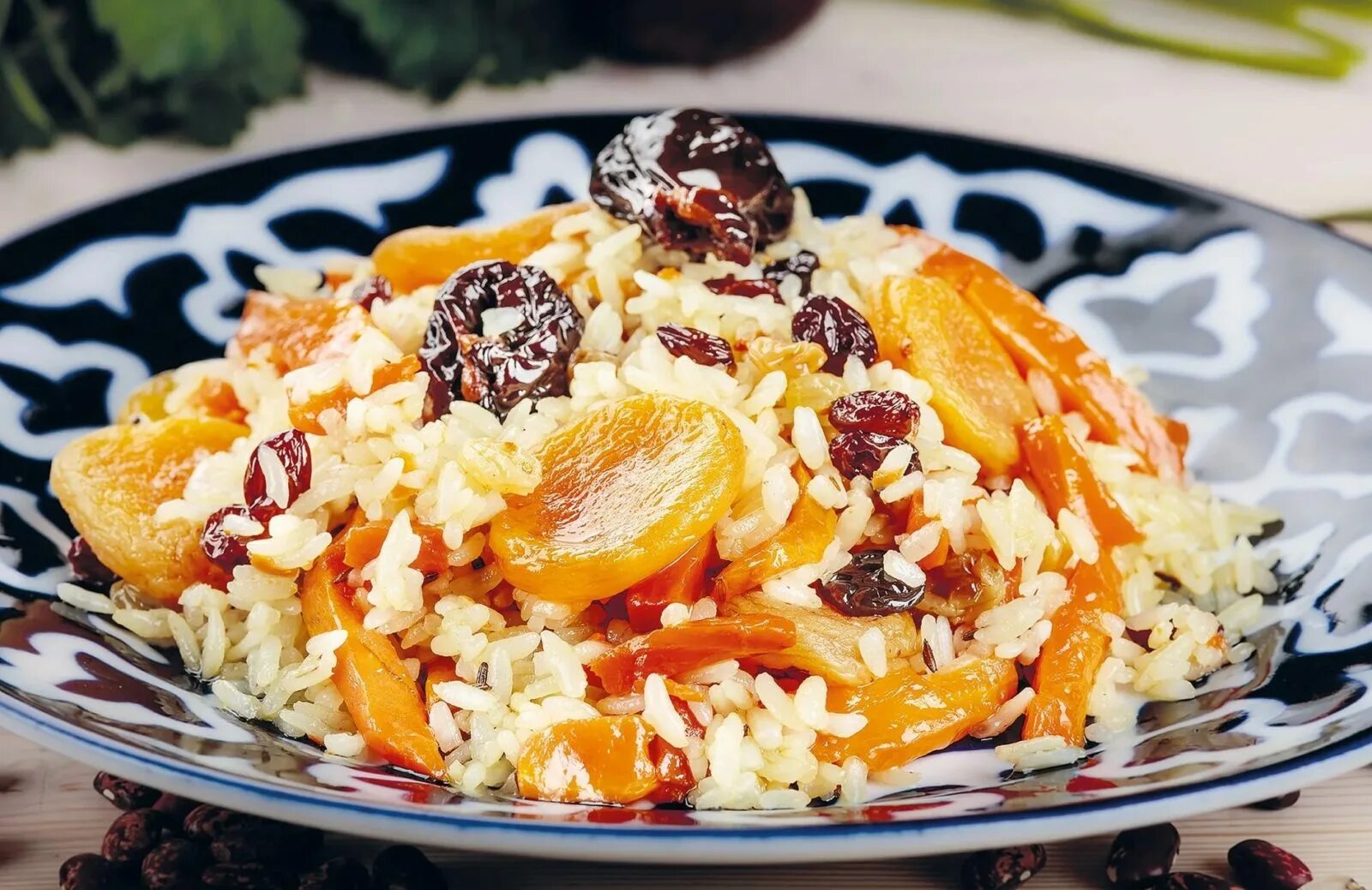 Плов из сухофруктов с рисом. Армянский плов с сухофруктами. армянский плов с курагой и изюмом. армянский сладкий плов с сухофруктами. армянский фруктовый плов.