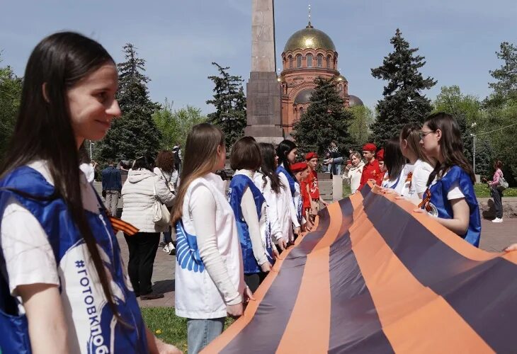 Взгляд новости главное сегодня. 300 Метровая Георгиевская лента. Георгиевская ленточка Россия. Пронести георгиевскую ленту. Георгиевская ленточка Волгоград ВГТРК.