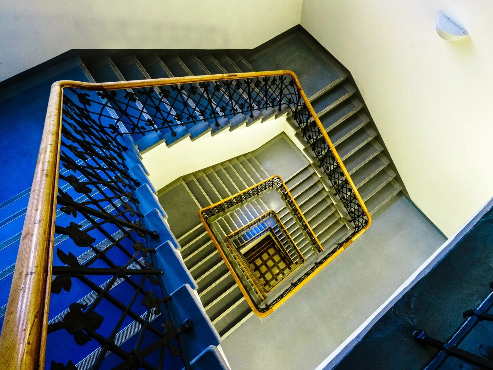 Дойче треппен лестницы. Лестница в административном здании. Маршевая лестница пожарная норма. Металлическая лестница в офис. Лестничный марш в разрезе на чертеже.