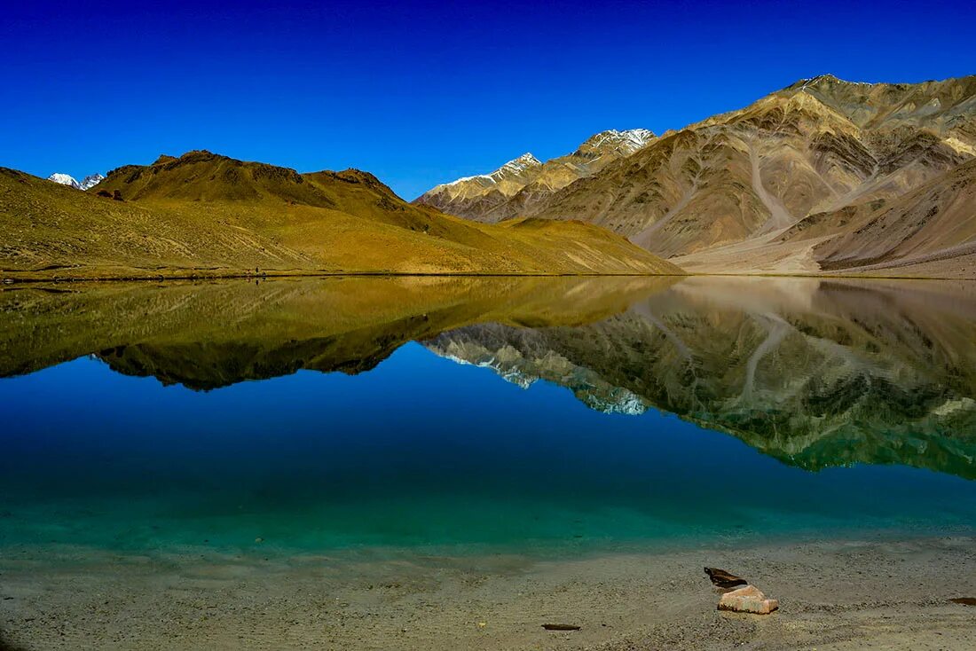 Гималаи озера. Озеро в Гималаях. Гималаи водоемы. Бирюзовое озеро Гималаи. Бирюзовое озеро Дудх Покхари, Гималаи.