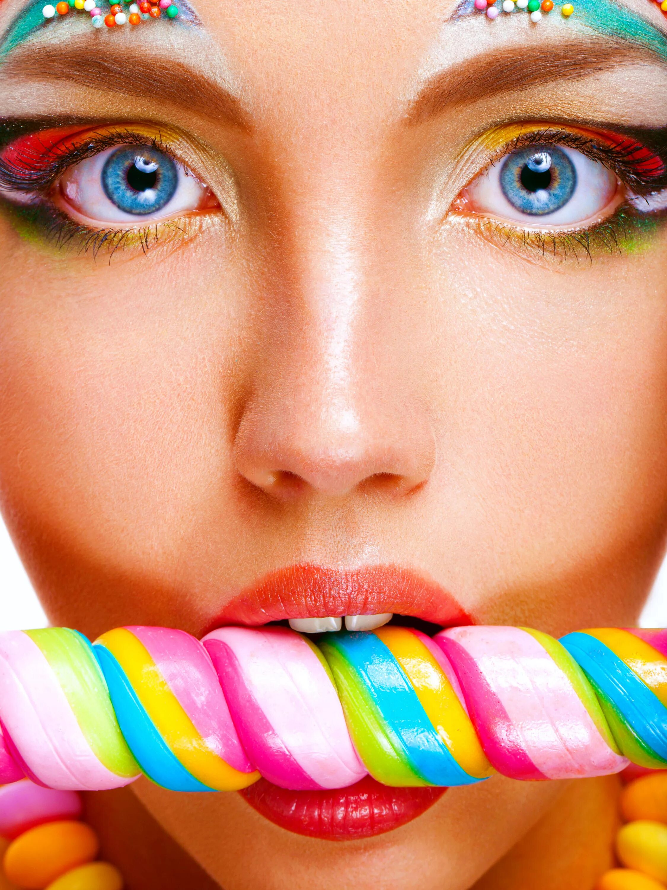 Сладкие глазки. Конфеты разноцветные. Сладости с глазами. Радужные конфеты. Конфета глаз.