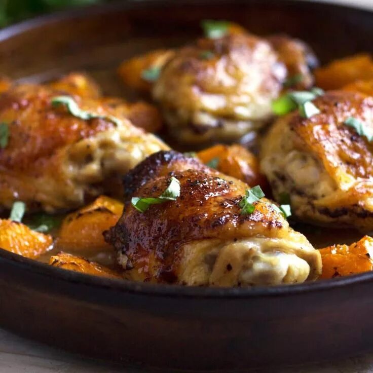 Курица рецепты с фото. Филе куриных бедрышек. Бедро куриное. Бедро куриное запеченное. Блюда из куриных бедер.
