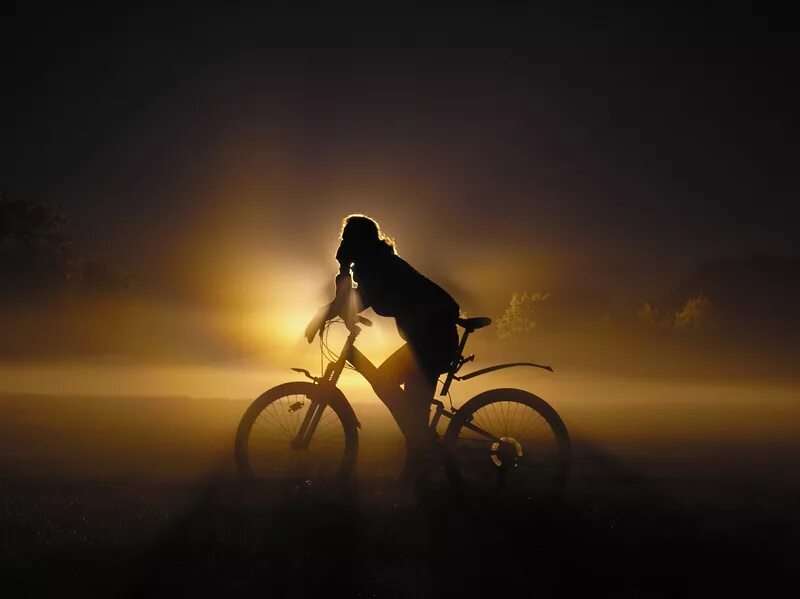 Велосипед со светом. Велосипед на закате. Велосипедистка на закате. Девушка на Велике на закате. Велосипедист ночью.