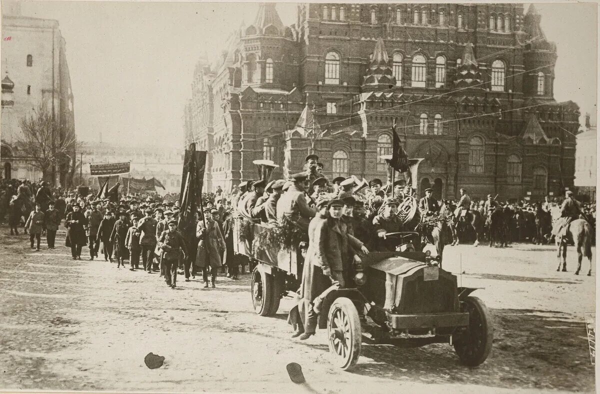 Свердловские большевики. Демонстрация 1 мая 1918 года Москва. Революция в Москве 1917. Октябрьская революция 1918. Красная площадь 1917.