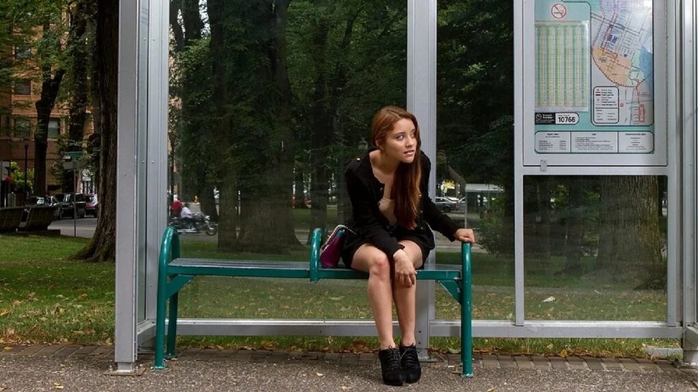 Остановка женщина. Девушка на автобусной остановке. Девочка на остановке. Фотосессия на остановке. Остановилась фото