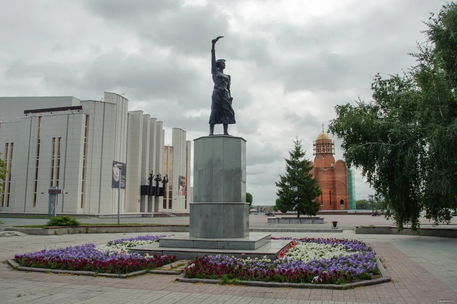 Курган какая. Памятник наташе аргентовской. наташа аргентовская памятник курган. памятник наташе аргентовской в курганской области. троицкая площадь курган.