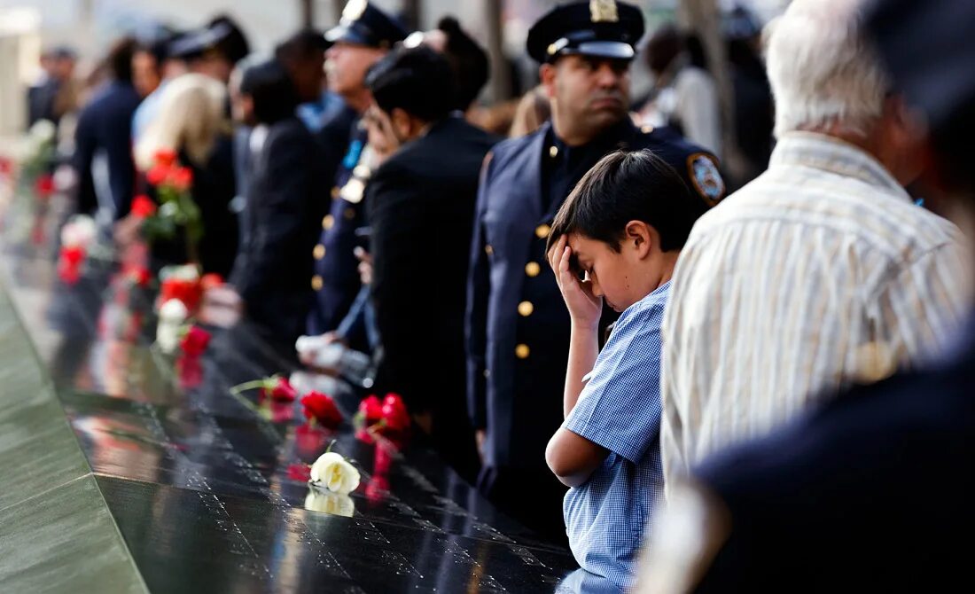 Похороны жертв теракта в москве. 11 Сентября 2001 года террористическая атака на США. Теракт 11 сентября 2001 фото.