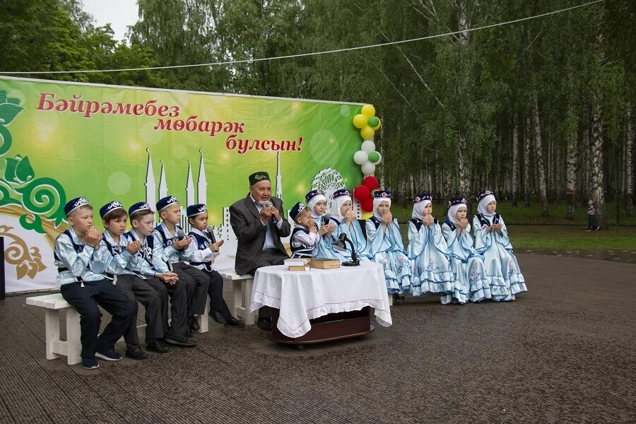 Ураза нижнекамск. Нижнекамский Мухтасибат. Нижнекамск Ураза байрам парк семья. Праздник Ураза байрам Нижнекамск. Нижнекамск конгресс татар.