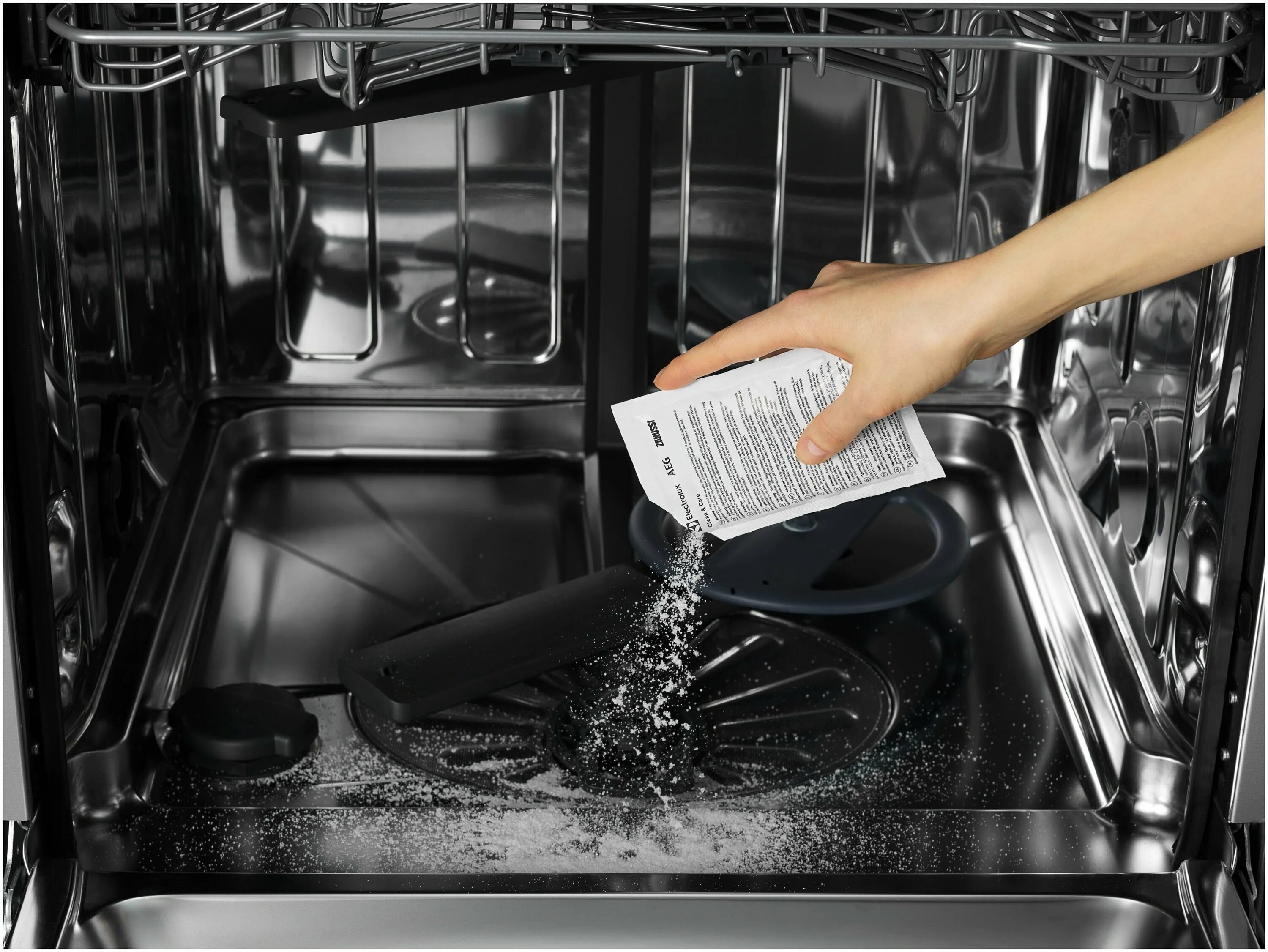 Можно ли мыть нержавейку в посудомоечной. Можно ли мыть решетку панели на кухне в посудомоечной машине. Посуда в посудомоечной машине. Мытье посуды в посудомоечной машине. Обезжириватель electrolux для посудомоечных машин.