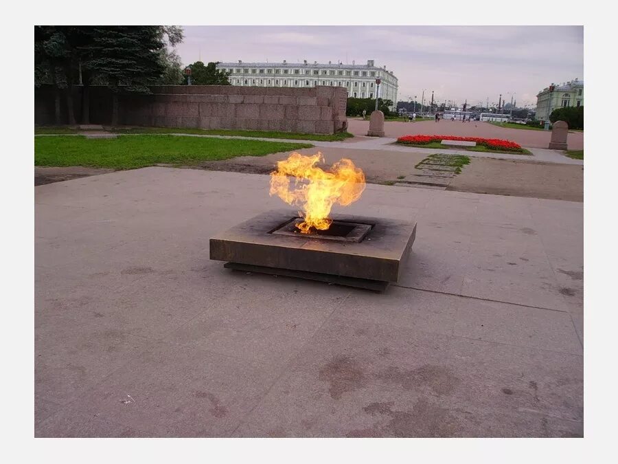 Вечный огонь в петербурге. Вечный огонь на марсовом поле в санкт-петербурге. Вечный огонь в спб на марсовом поле. Вечный огонь в петербурге. Вечный огонь ленинград марсово поле.