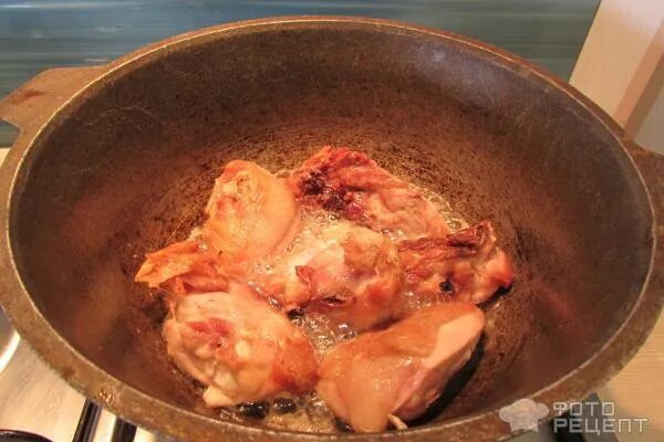 курочка чахохбили. куриные ножки в казане. окорочка с картошкой в казане. бедрышки в мультиварке. курица в казане на плите.