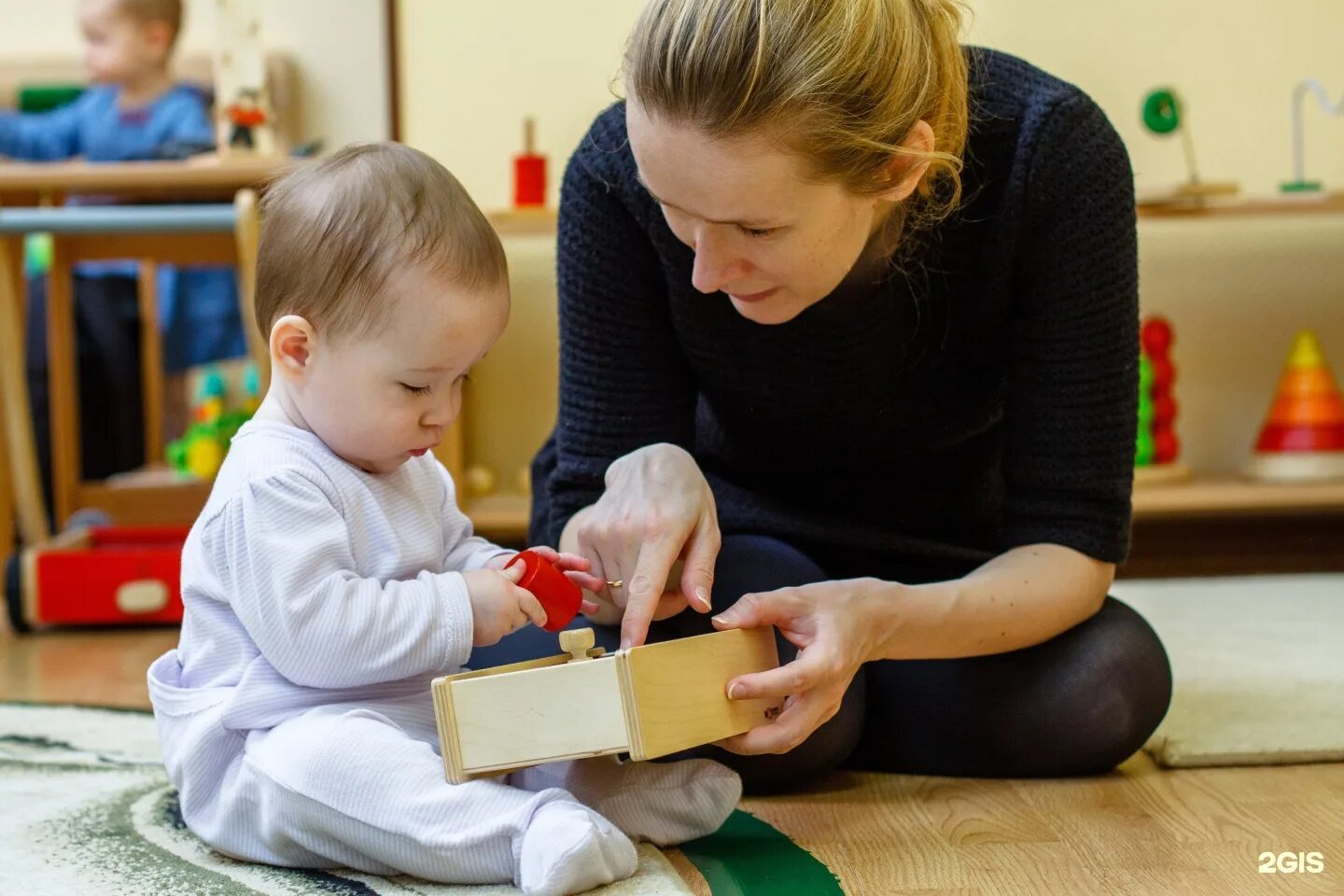 Дети помогают родителям. Ребенок убирается. Помогать маме по дому. Педагог и дети. Родители и дети.