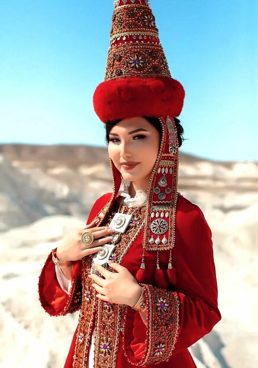 Казахи национальный костюм шапан. Казе одежда. Национальные костюмы казахов киргизов узбеков туркмен. Саукеле казахский. Шокуло кыргызский.
