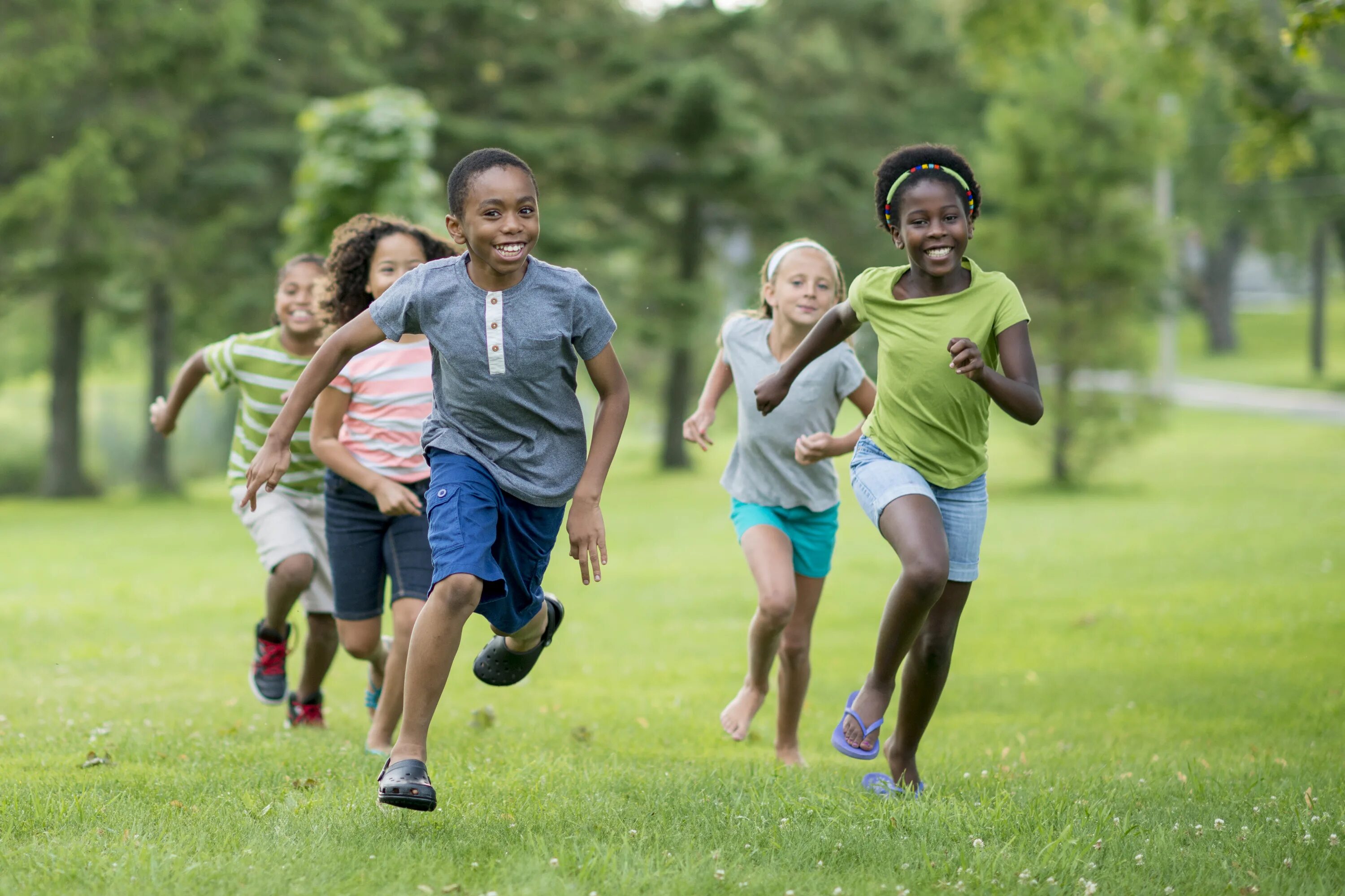 Дети бегают. Дети бегают в группе. African American children playing. Три мальчика бегают.