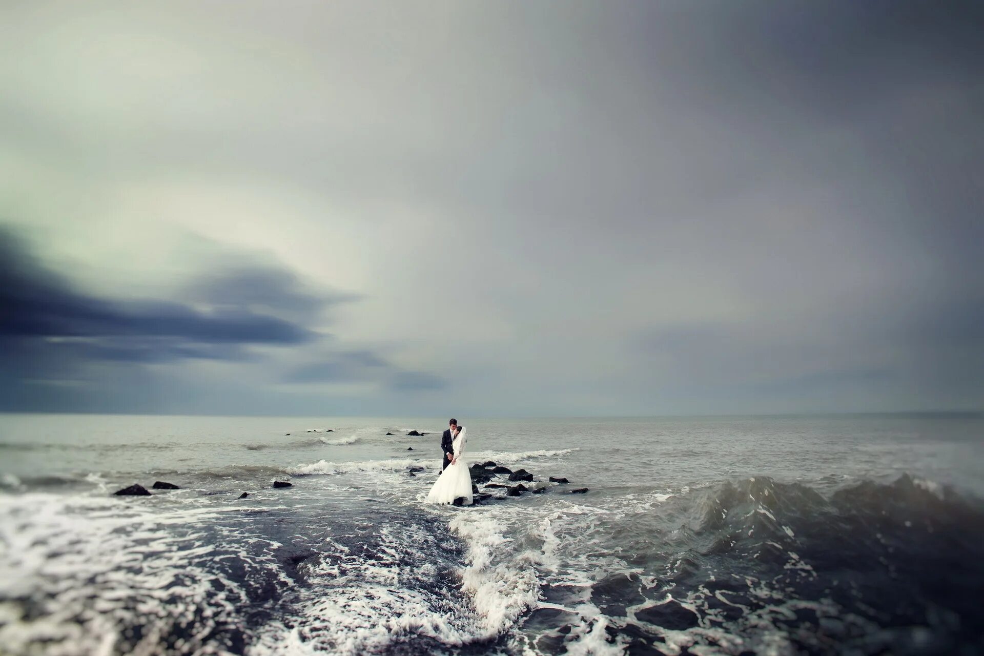 Море сходит с ума. Настроение море. море счастья океан любви. черное море зимой. человек на фоне шторма.