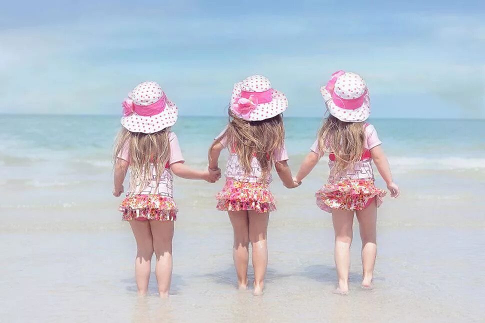 Маленькие подружки. Три девочки на море. Три девочки маленькие на море. Маленькие девочки подружки. 3 дочки видео