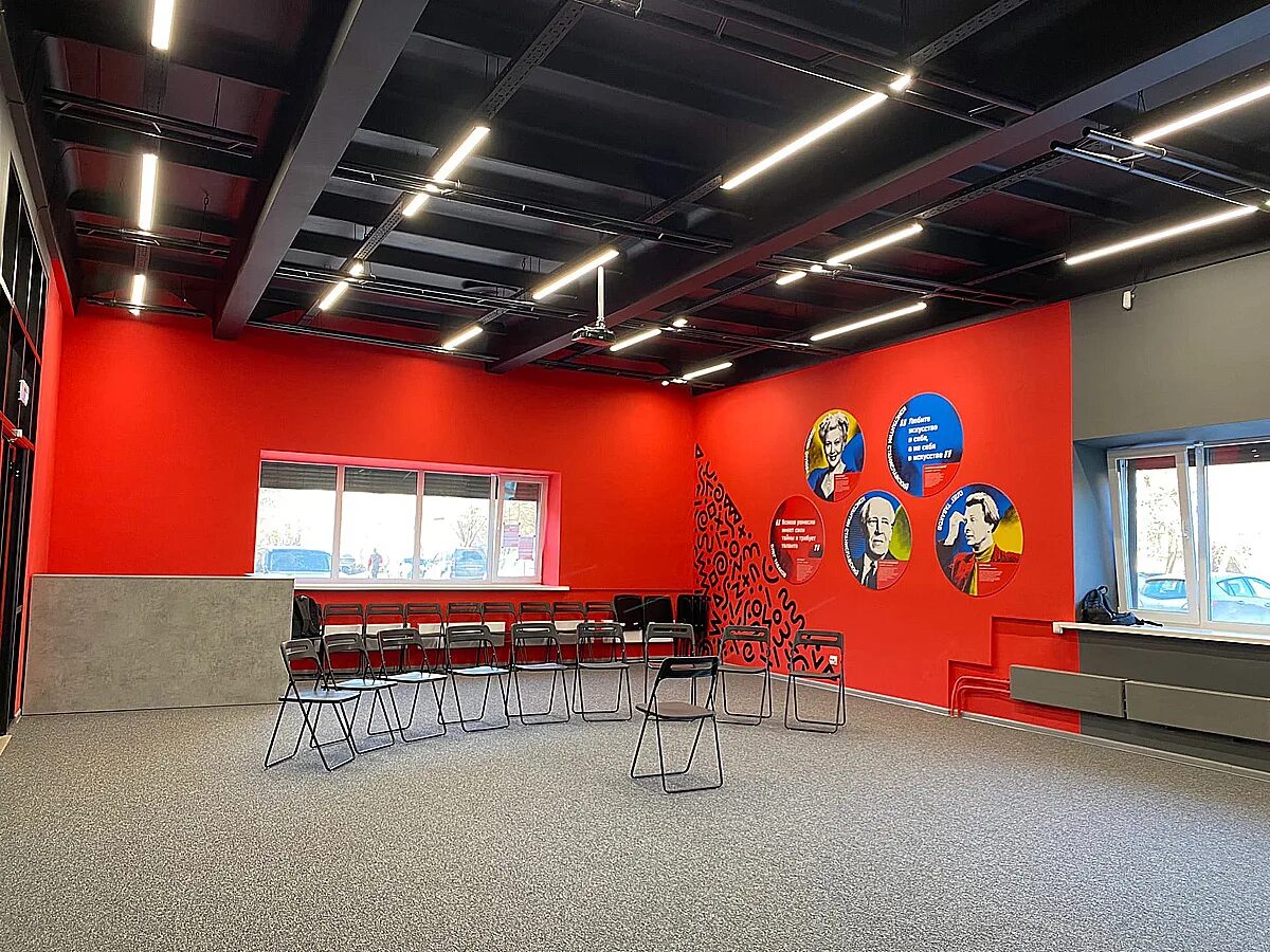 Мтбц пилот красноярск. Оформление интерьера центра молодежи. Красноярск аэровокзальная улица 10 пилот. Молодёжный центр зеркало красноярск. Молодежный центр патриот красноярск.