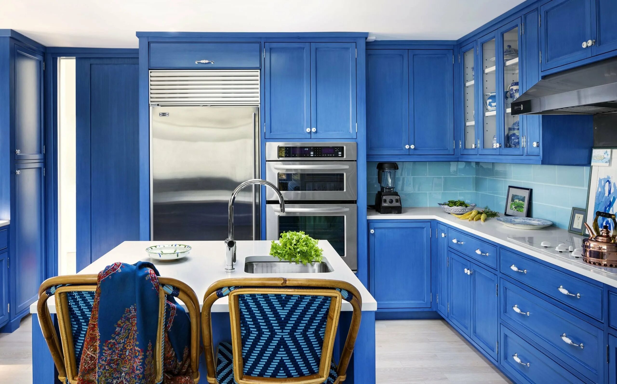 Синяя кухня. Синяя кухня икеа. Икеа кухни Неоклассика синие. Синяя кухня Леруа. Кухня в синих тонах интерьер.