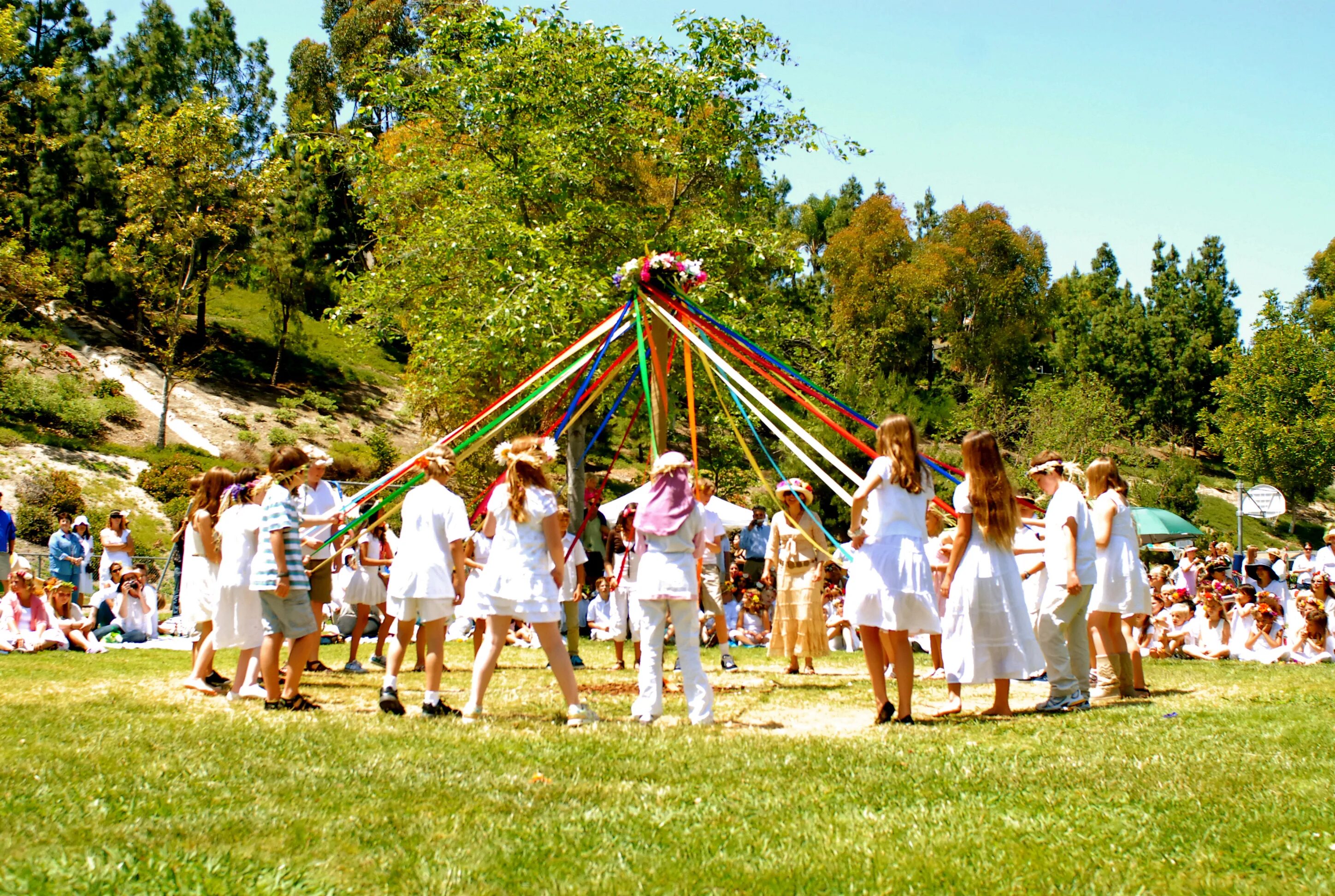 8 may day. Майский праздник в Великобритании May Day. Праздник Maypole в Великобритании. May Day праздник в Англии Майское дерево. May Day праздник в Англии 1 мая.