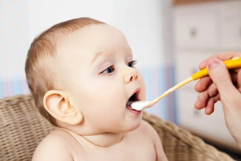 Бебек йогурт. Малыш ест воздух. Ребенок открывает йогурт. Мало каши ел картинка. Ребенку 6 месяцев не хочет