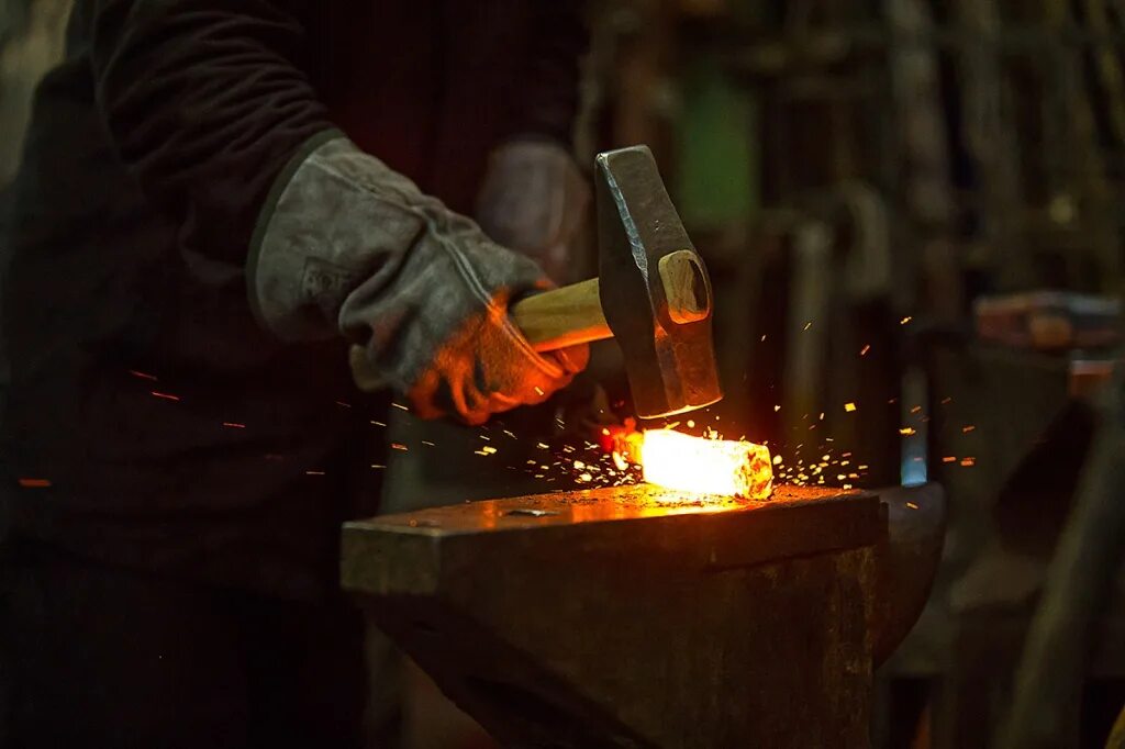 Художественная ковка кузнец. Кузнецы-оружейники в россии. Кузнец штамповщик кузнечный завод. Кузнечное дело. Кузнец образование.