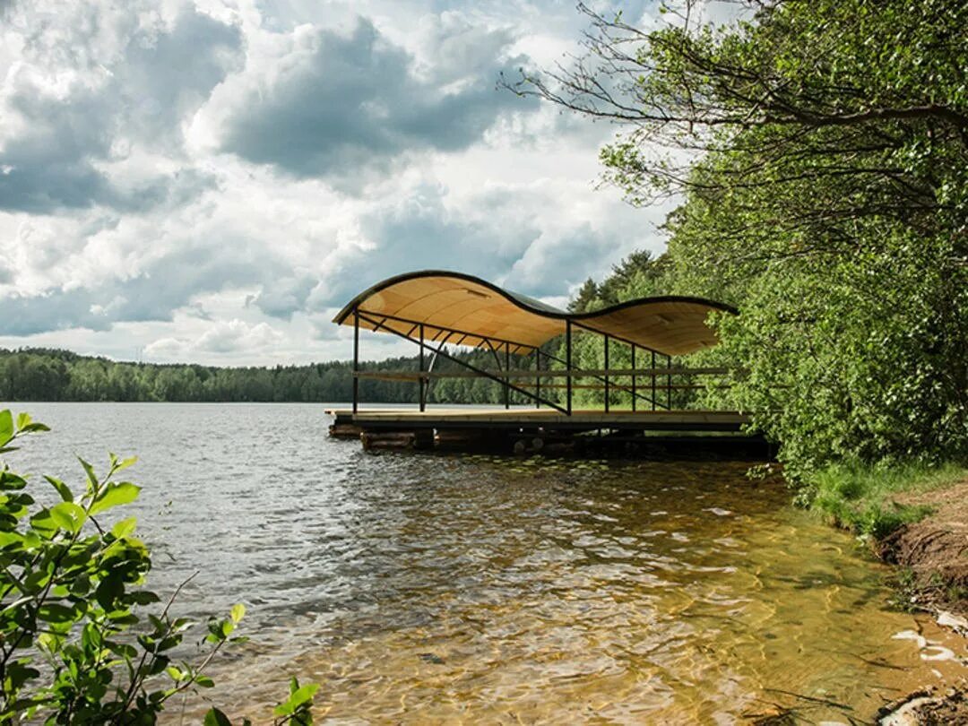озеро селигер лодка. пермский край мостовая база "спорт". на берегу реки расположено предприятие. база спорт сылва отдыха пермь. река ока нижегородской области.