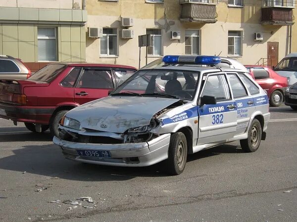 Полиция беларуси автомобили. Машины после полиции. Заброшенные машины полиции. Разбитый мерседес гелендваген. Машины после полиции.