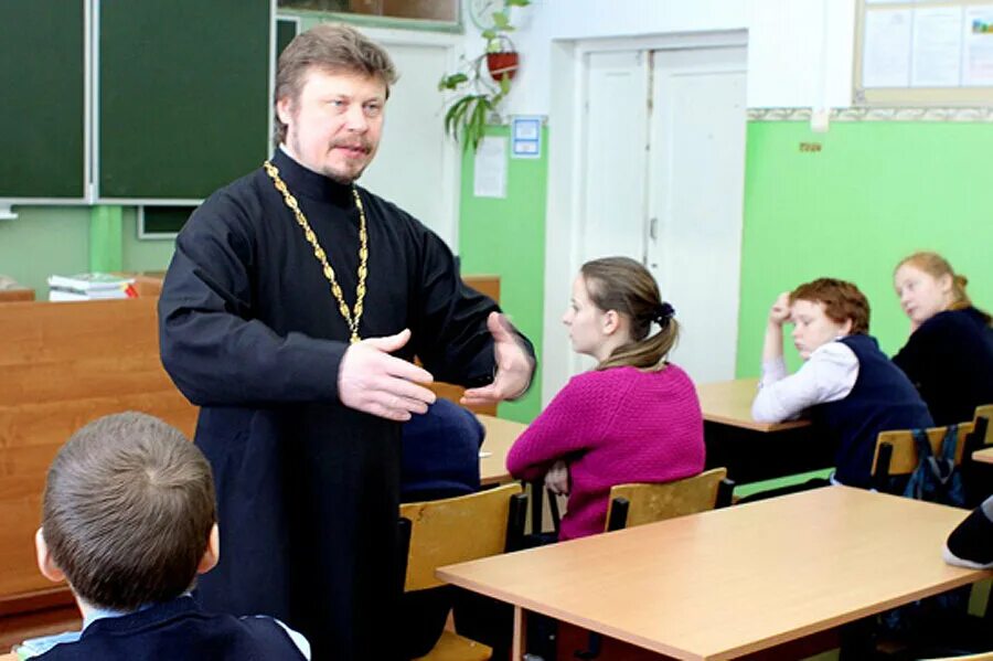 Священник в школе. Церковь и образование. Священнослужители в школе. Школа и Церковь. Православная школа уроки