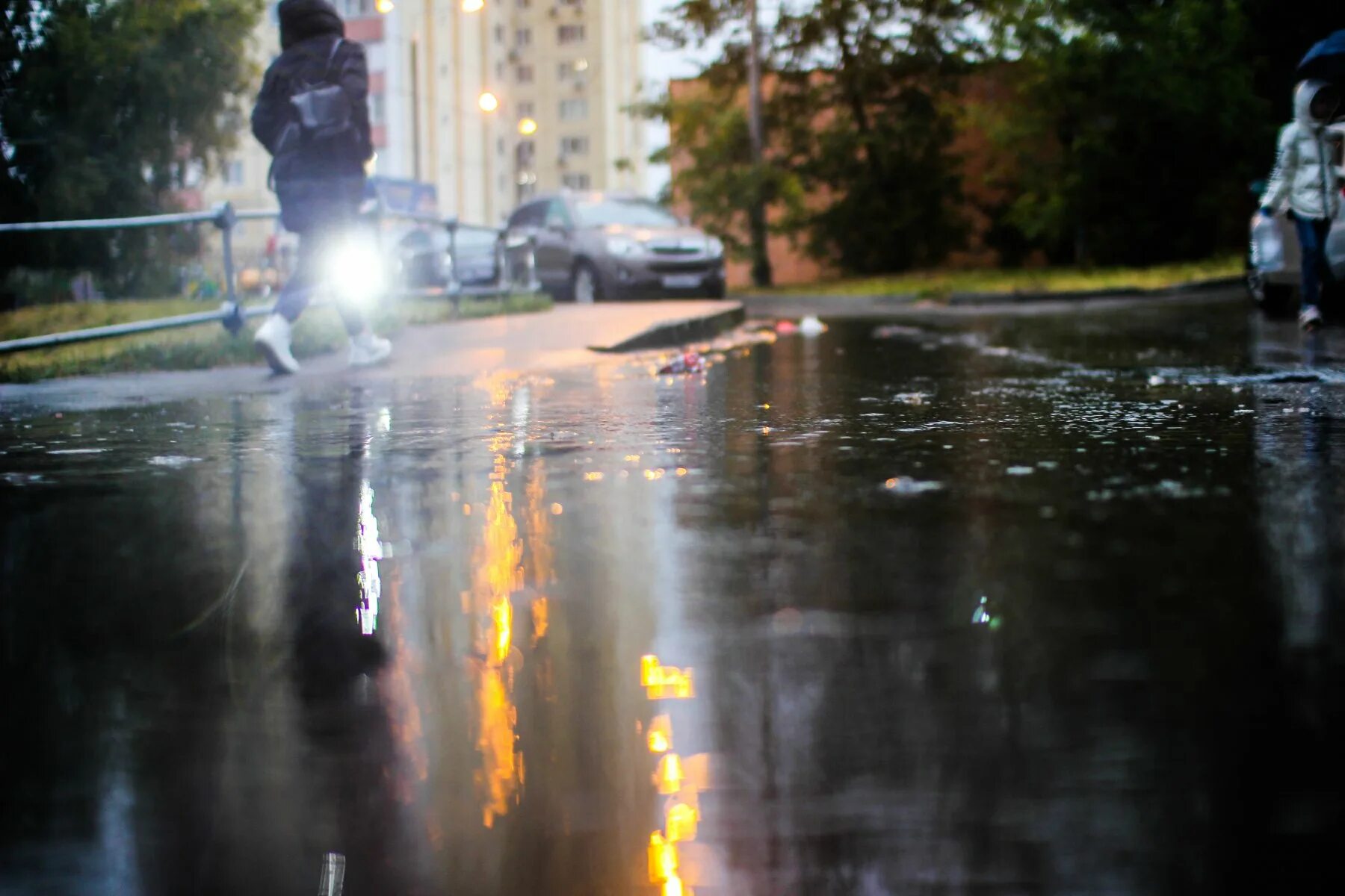 Дожди москва и московская область. Сильный дождь. Дождь на улице. Дождь в Москве. Солнце после дождя в городе.