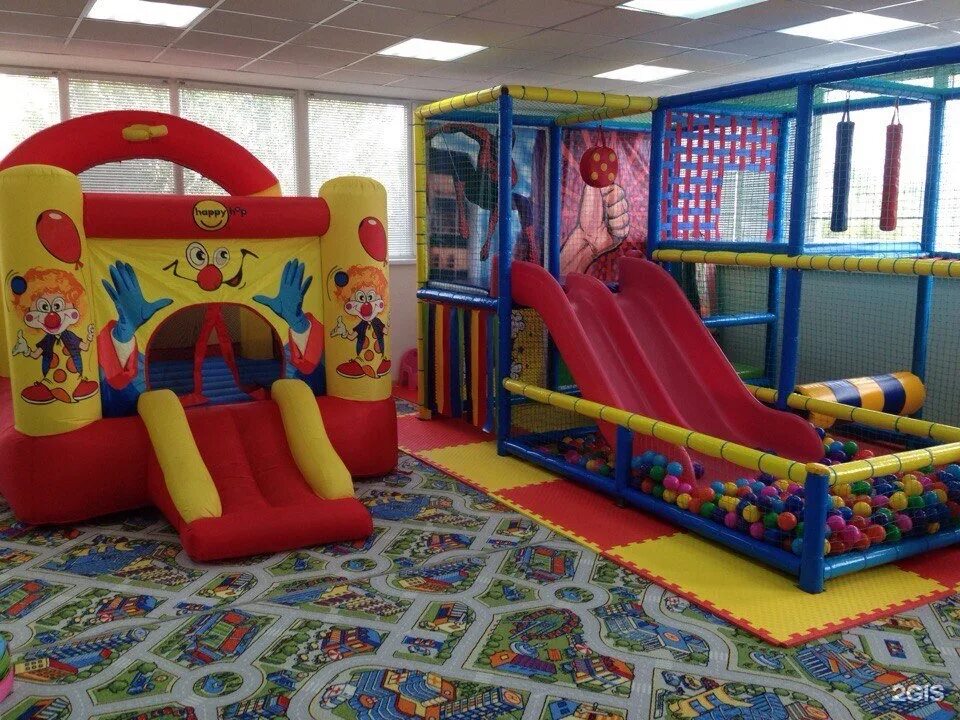Игровая комната для детей в омске. Игровая комната в маяке омск. Игровые комнаты омск детские. Детская комната с батутами. Игровая комната омск.