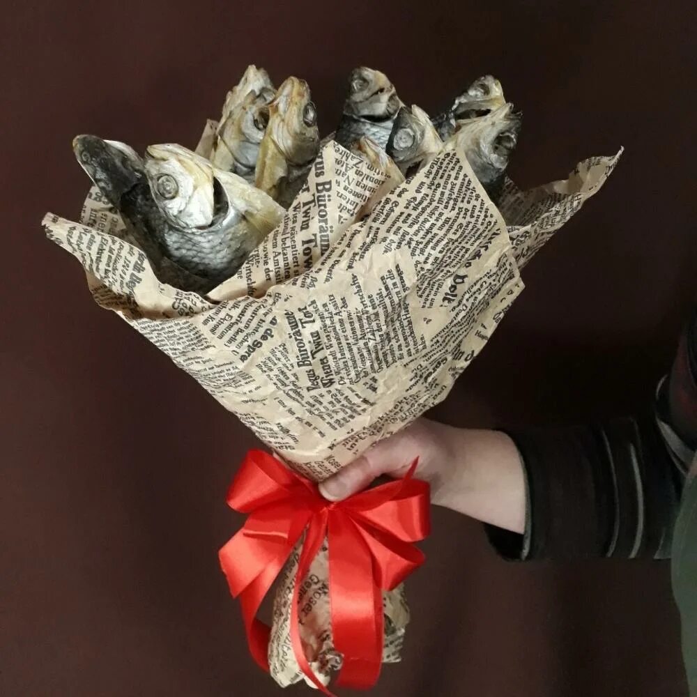 вкусные букеты из рыбы. пивной букет для мужчины. букет из вяленой рыбы своими руками. как сделать букет из рыбы. пивной букет.