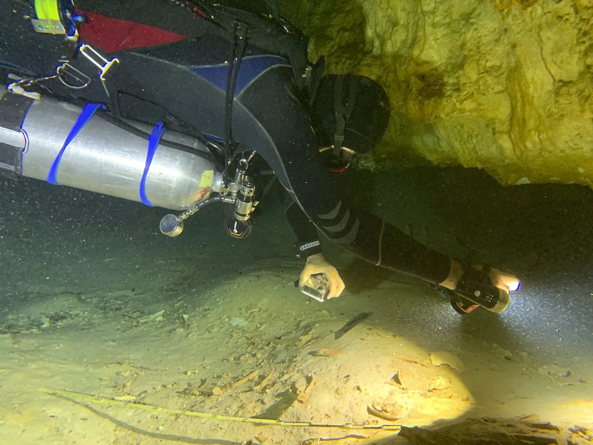 Вертикальная пещера затоплена водой можно найти уровень. Подводные пещеры Мексики. Ординская подводная пещера. Пещерные дайверы. Подводная пещера у берегов Мексики.