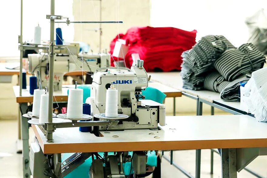Фабрика пошива оптом. Швейный цех. Цех по пошиву одежды. Швейная промышленность. Мини Швейный цех.