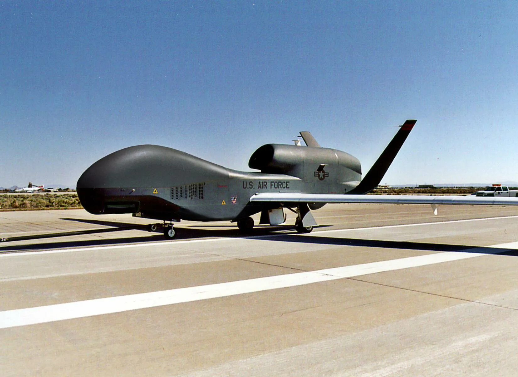 Беспилотные воздушные суда информация. RQ-4 Global Hawk. Дрон RQ-4 Global Hawk. БПЛА Northrop Grumman RQ-4b Global Hawk ВВС США. Нортроп Грумман RQ-4 Global Hawk.