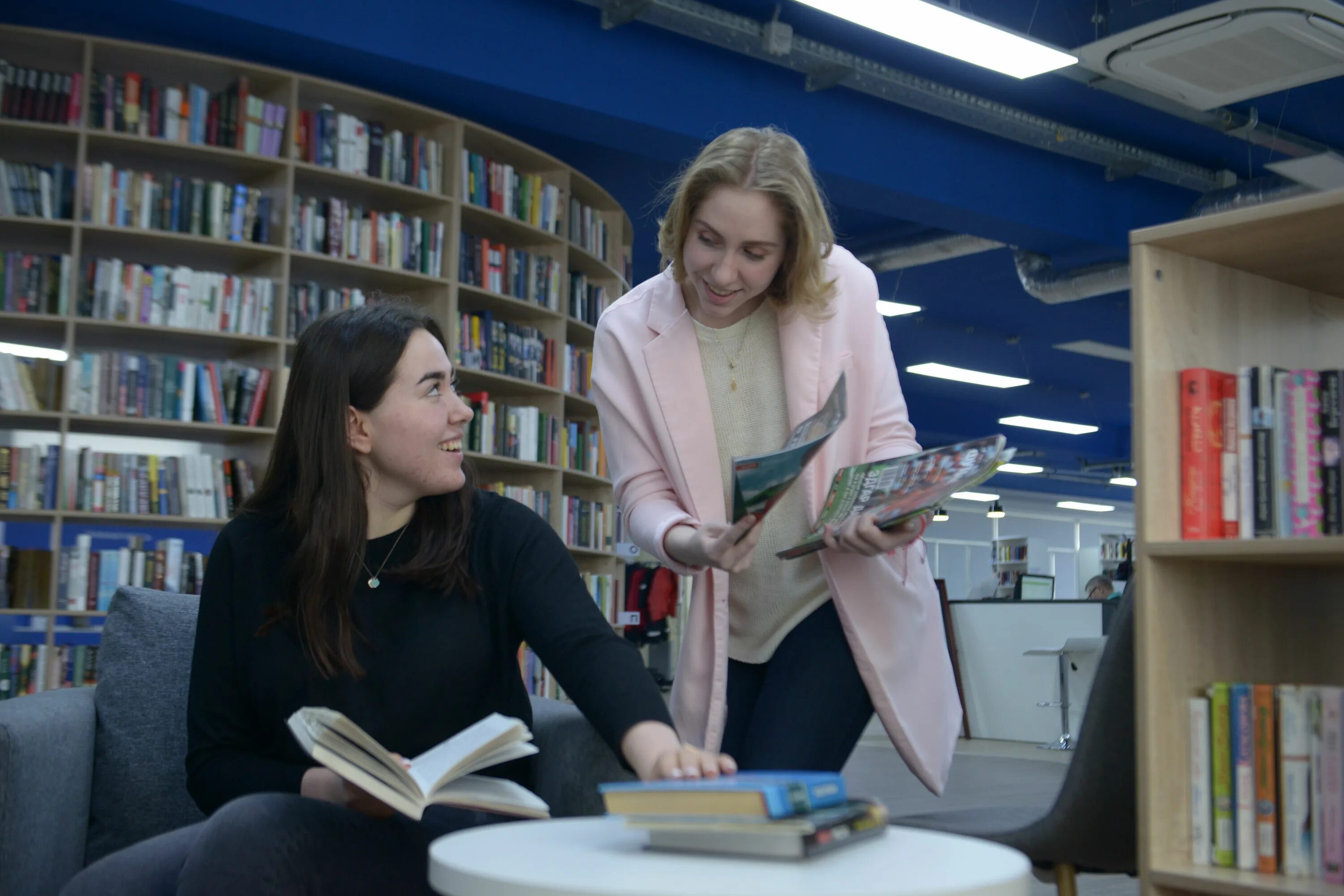 Библиотека джона райландса. Стол в библиотеке. Библиотека. Библиотекарь. Читатели в библиотеке.