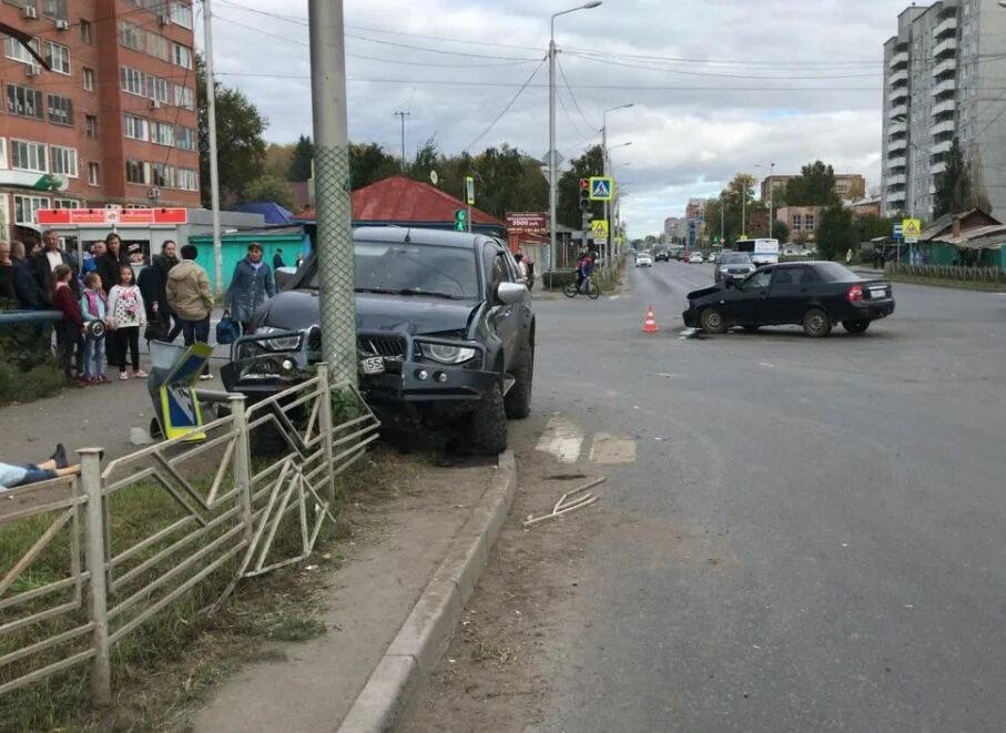 30 апреля омск. Авария на 24 Северной Омск сегодня. Mitsubishi ДТП столб. Аварийный Омск ДТП за сутки. На машину упал столб Омск.