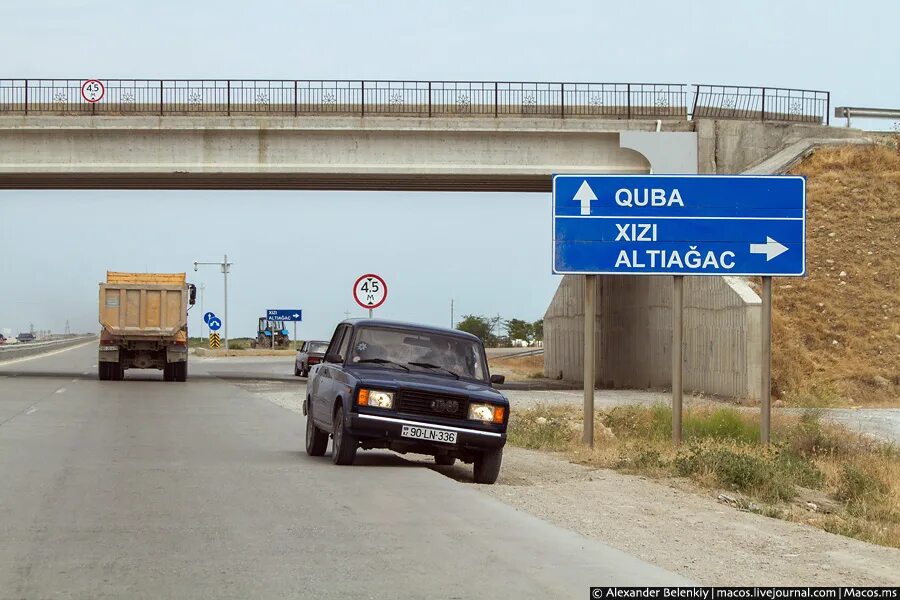 Граница азербайджана на машине. Дороги Азербайджана. Баку дороги. Дорожные указатели Азербайджан. Дорога в Баку.