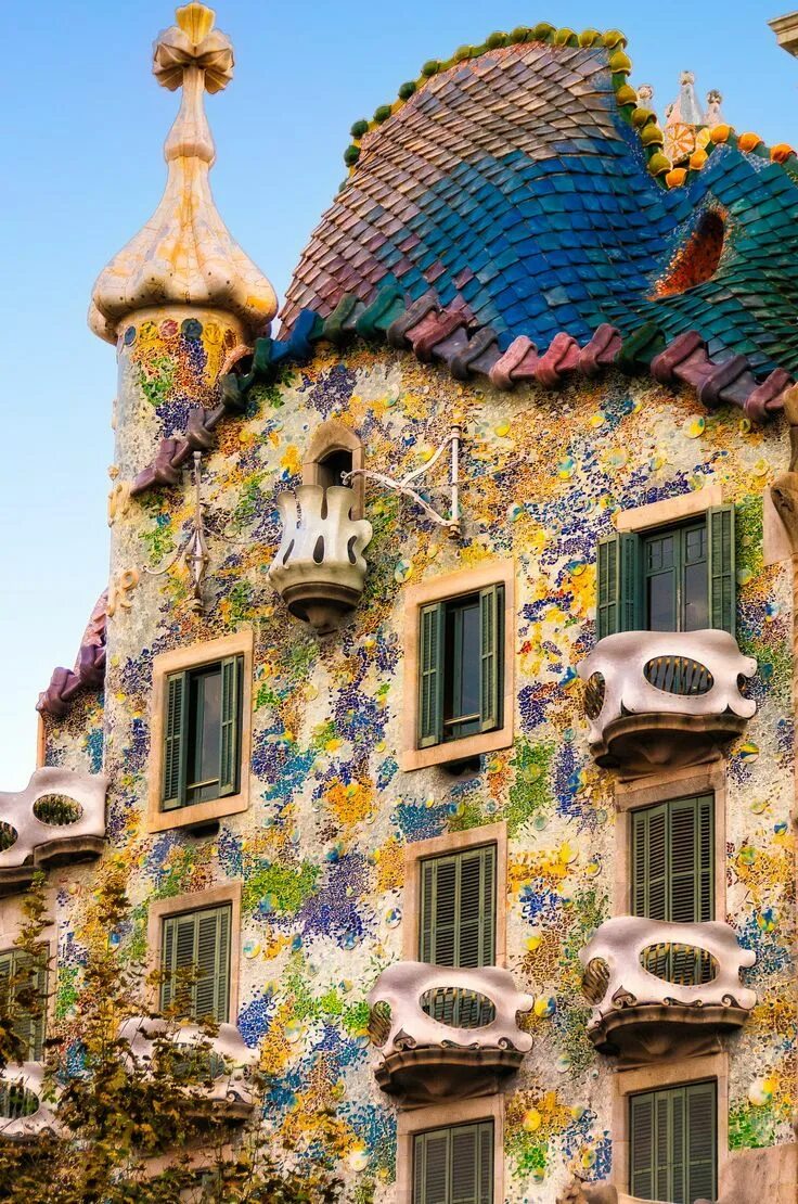 Gaudi barcelona. Испания архитектура Антонио Гауди. Дом Бальо Гауди - Барселона, Испания. Архитектор Гауди Барселона. Каса Батло Гауди.